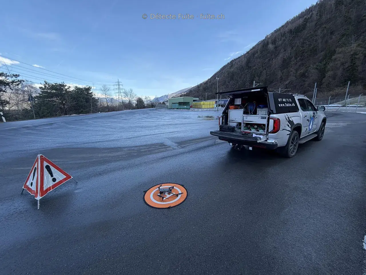 Préparation du drone à Aproz, sur son aire de décollage à côté du véhicule Détecte Fuite